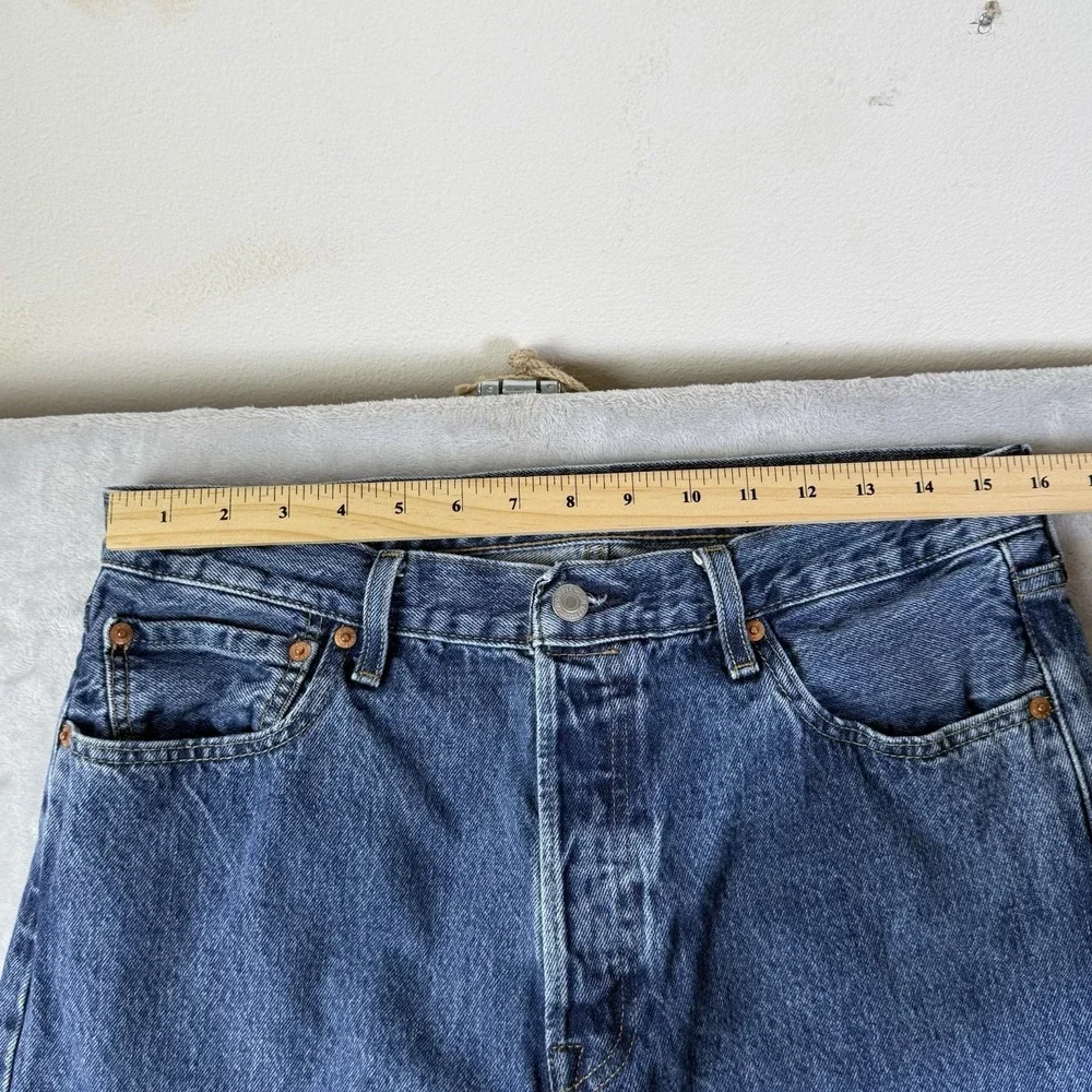 Levi's 501 Medium Wash Jeans Men's 34 x‎ 32 (actually 32x30) Casual Classic Blue